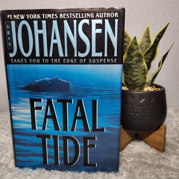 Lot of 4 - Hardcover Books by Iris Johansen and John Grisham - Picture 3 of 6